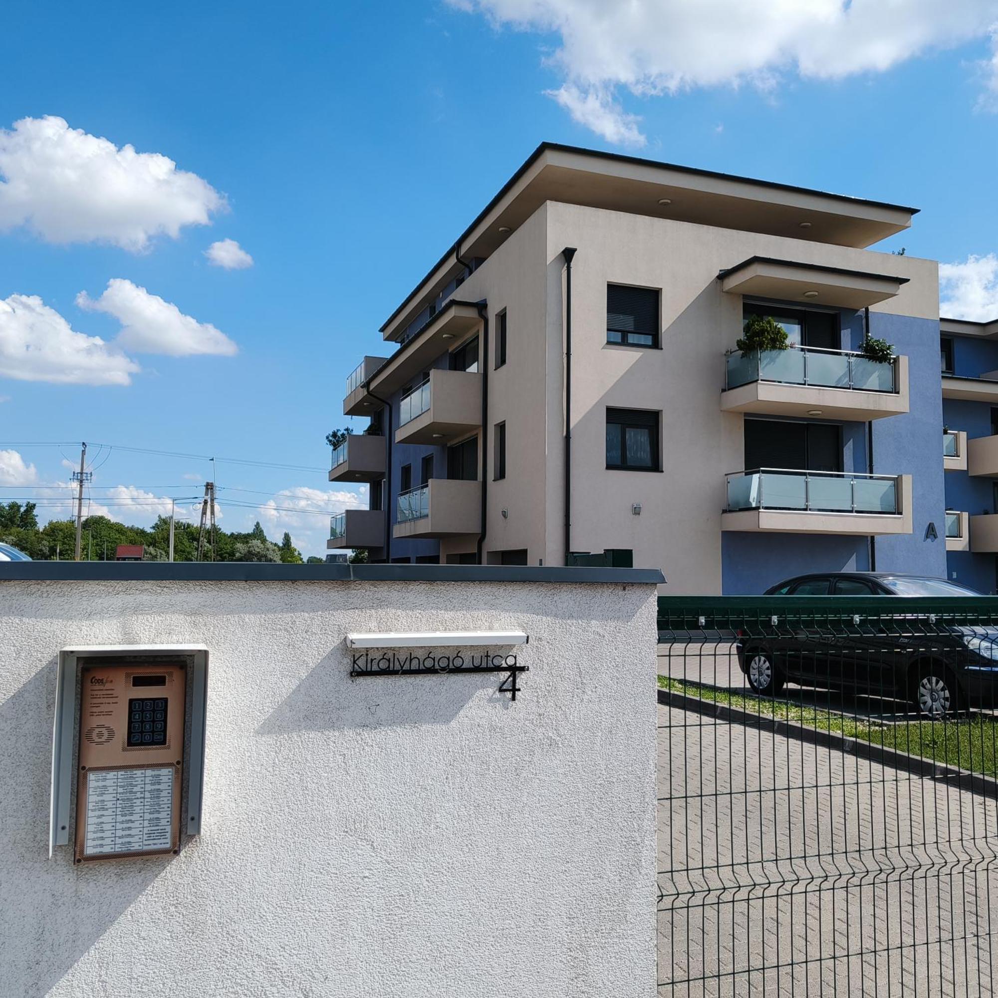 Pe-Ki Lux Apartman セーケシュフェヘールヴァール エクステリア 写真